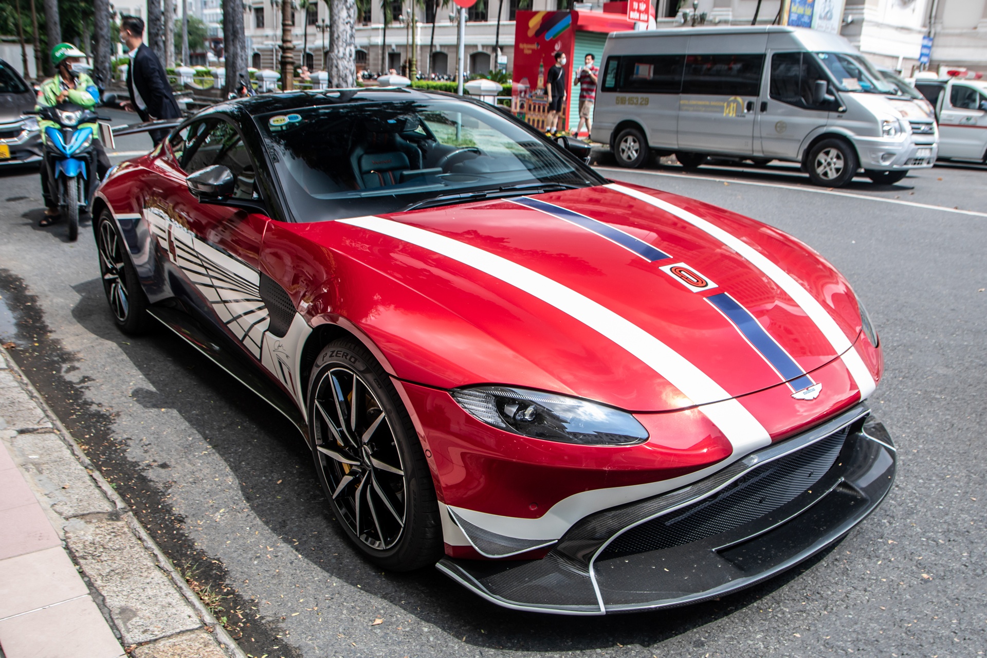 Aston Martin V8 Vantage cua Minh Nhua tai xuat anh 3