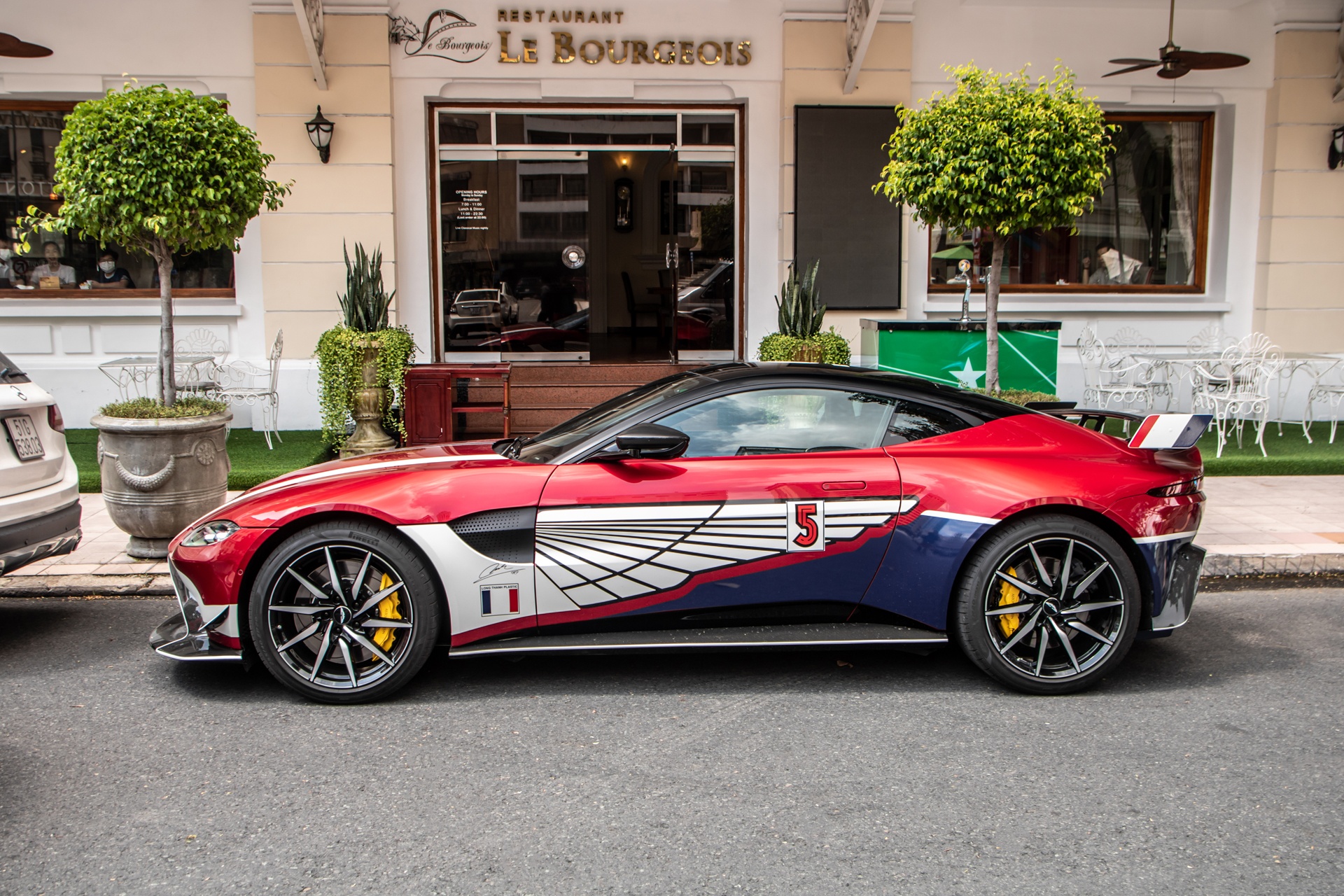 Aston Martin DBX707 anh 1