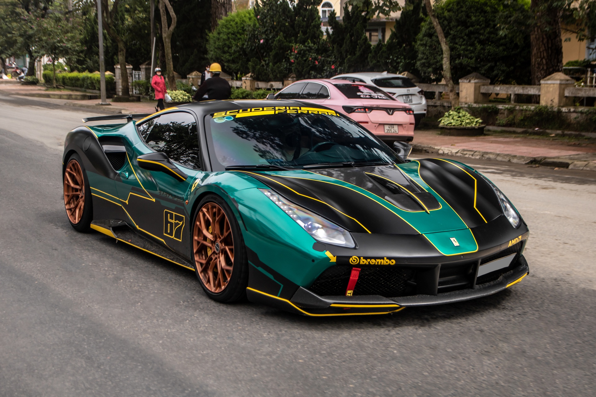 Ferrari 488 GTB khoac ao xe dua anh 1