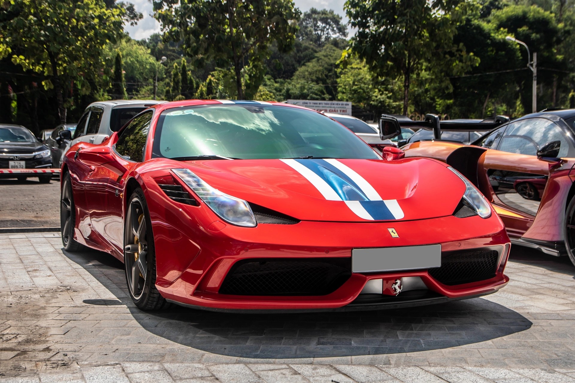 Ferrari trieu hoi 10.000 sieu xe vi loi ro ri dau phanh hinh anh