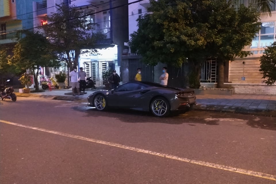 Ferrari F8 Tributo mau doc anh 3