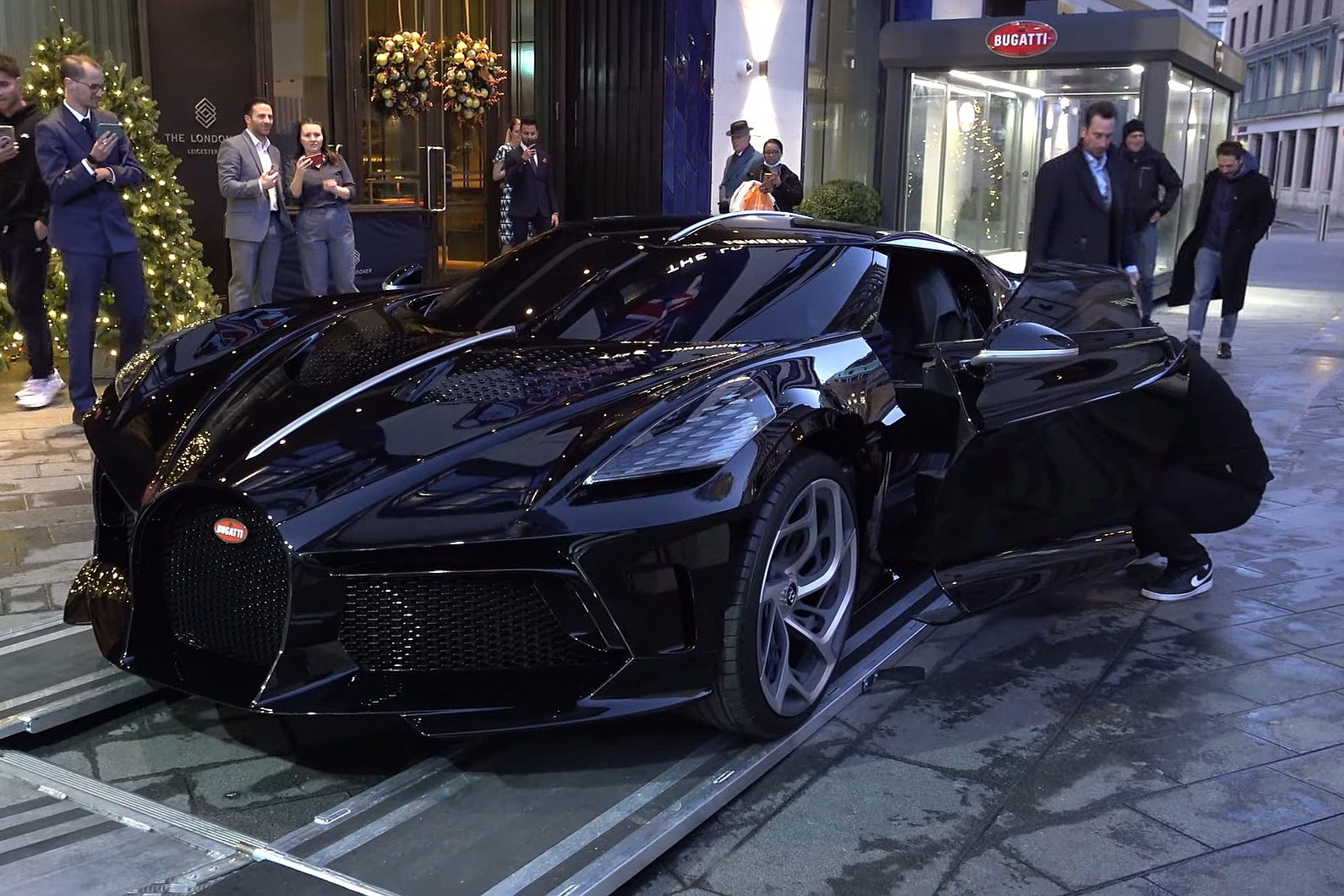Bugatti La Voiture Noire xuất hiện tại London ảnh 1 Bugatti La Voiture Noire xuat hien tai London anh 1