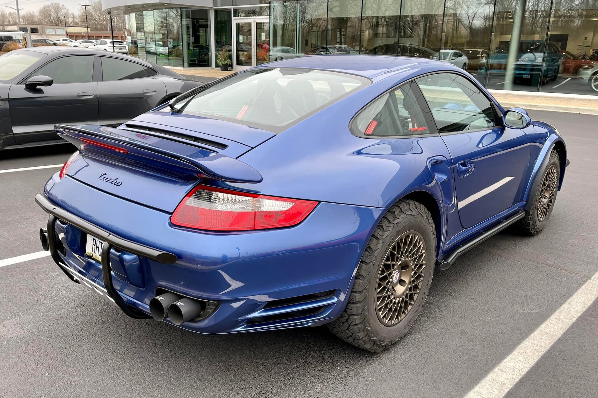 Porsche 911 Turbo bien hinh thanh xe di tuyet anh 2