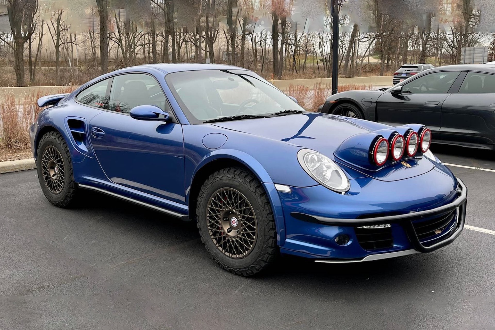 Porsche 911 Turbo bien hinh thanh xe di tuyet hinh anh