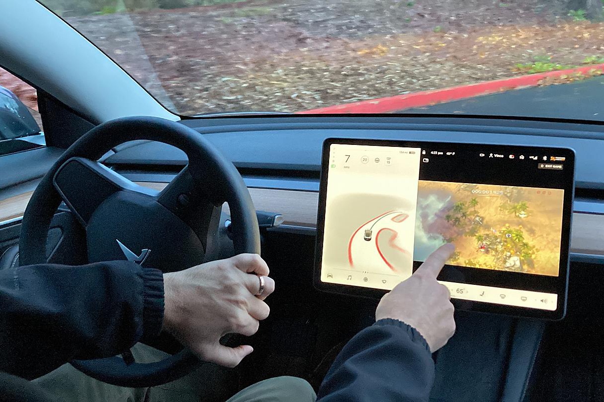 Chủ nhân Tesla có thể vừa lái xe vừa chơi điện tử ảnh 1 Chu nhan Tesla co the vua lai xe vua choi dien tu anh 1