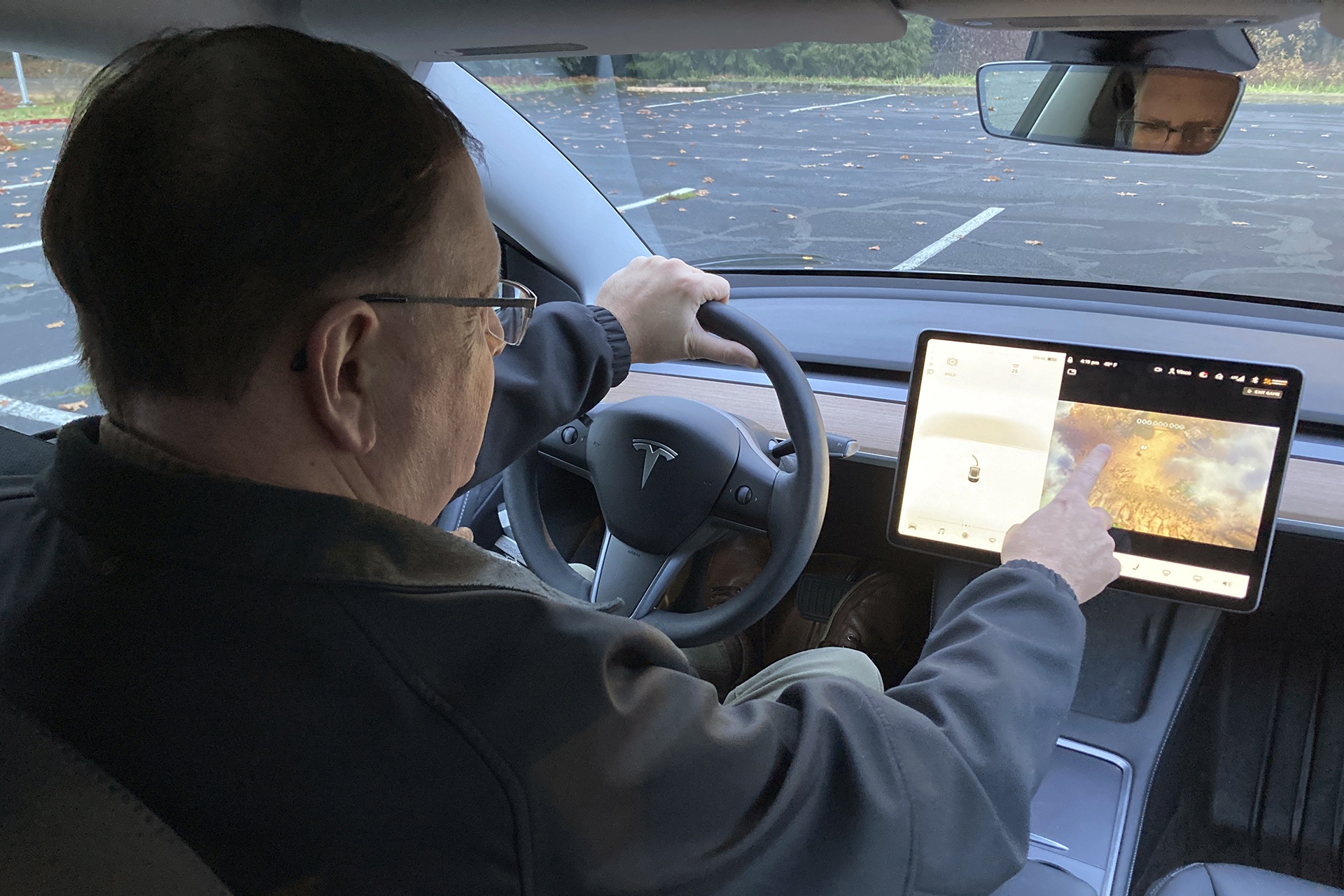 Chủ nhân Tesla có thể vừa lái xe vừa chơi điện tử ảnh 2 Chu nhan Tesla co the vua lai xe vua choi dien tu anh 2