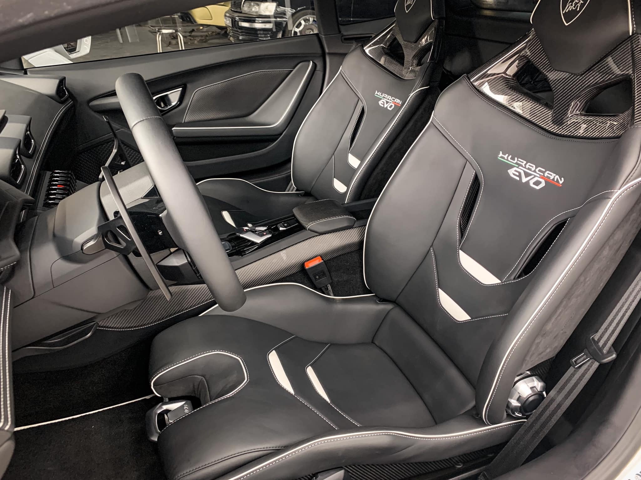 Lamborghini Huracan EVO RWD đầu tiên tại Việt Nam ảnh 5 Lamborghini Huracan EVO RWD dau tien tai Viet Nam anh 5