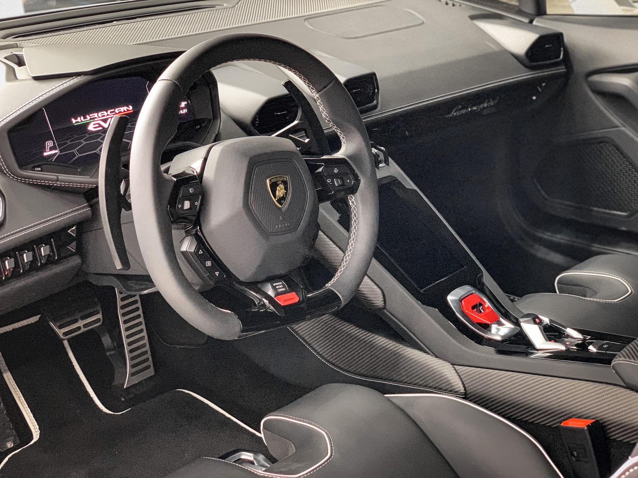 Lamborghini Huracan EVO RWD đầu tiên tại Việt Nam ảnh 4 Lamborghini Huracan EVO RWD dau tien tai Viet Nam anh 4