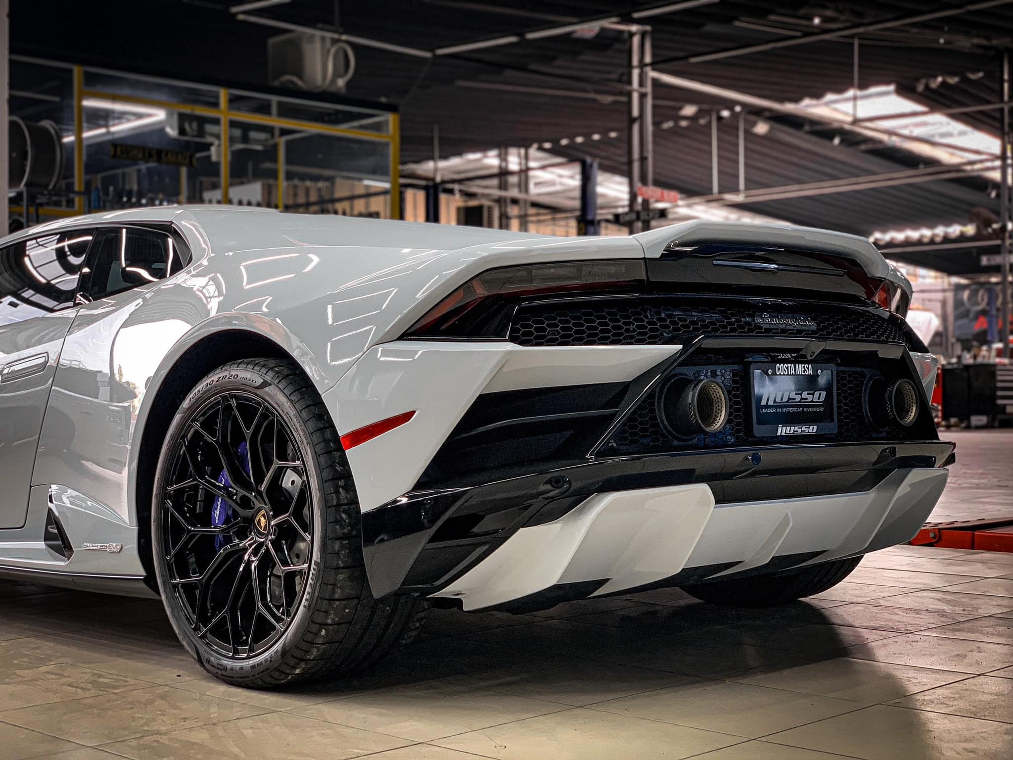 Lamborghini Huracan EVO RWD đầu tiên tại Việt Nam ảnh 3 Lamborghini Huracan EVO RWD dau tien tai Viet Nam anh 3