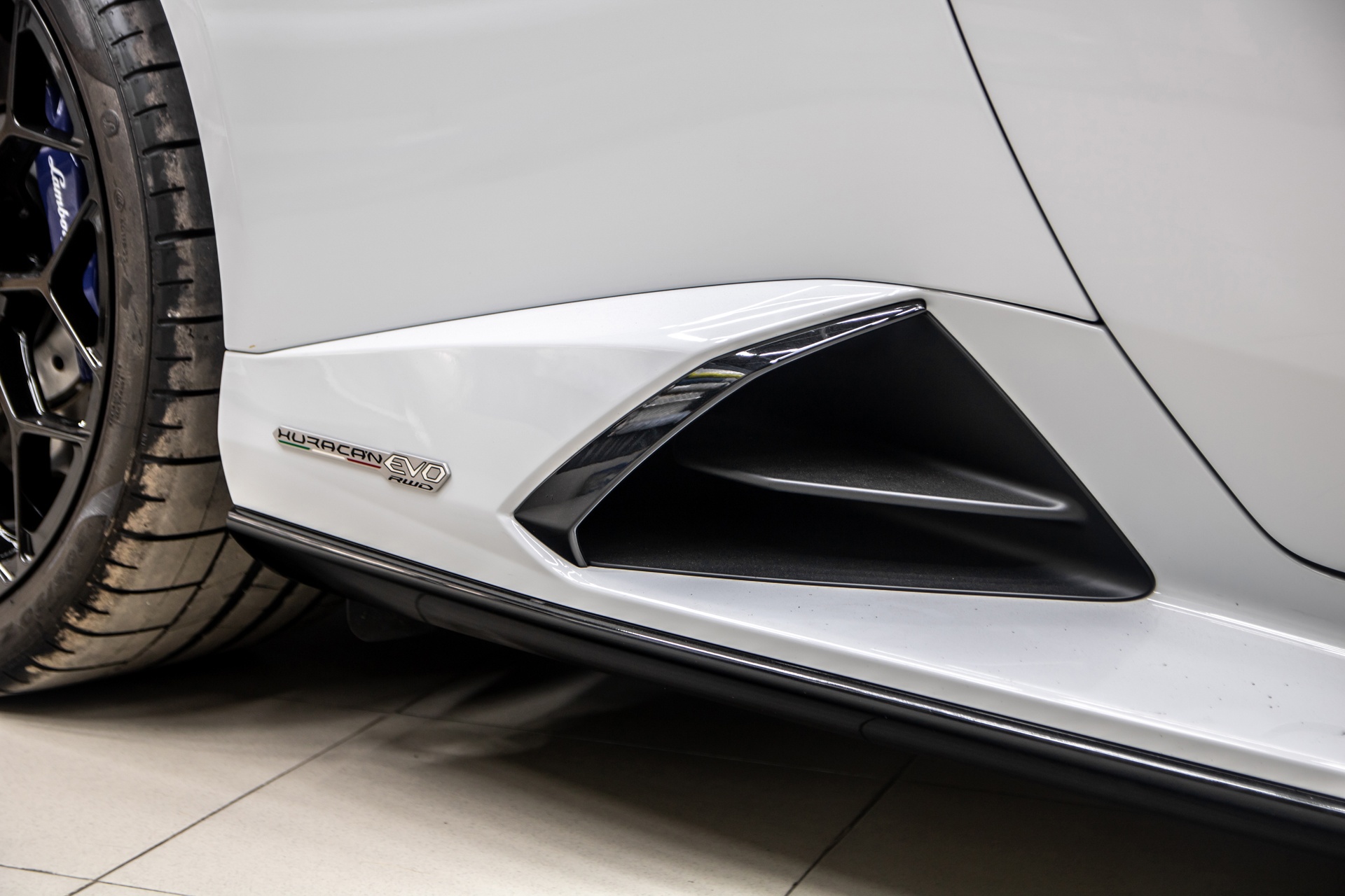 Lamborghini Huracan EVO RWD đầu tiên tại Việt Nam ảnh 10 Lamborghini Huracan EVO RWD dau tien tai Viet Nam anh 10