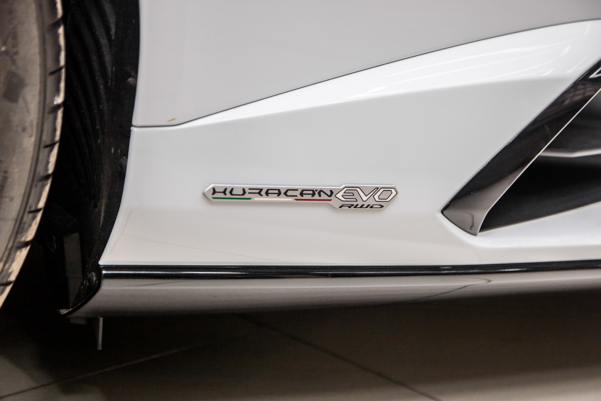Lamborghini Huracan EVO RWD đầu tiên tại Việt Nam ảnh 11 Lamborghini Huracan EVO RWD dau tien tai Viet Nam anh 11