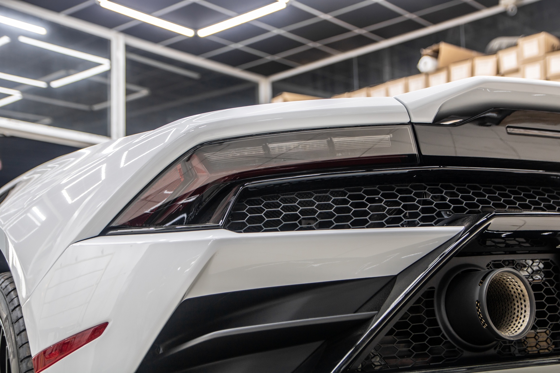 Lamborghini Huracan EVO RWD đầu tiên tại Việt Nam ảnh 8 Lamborghini Huracan EVO RWD dau tien tai Viet Nam anh 8