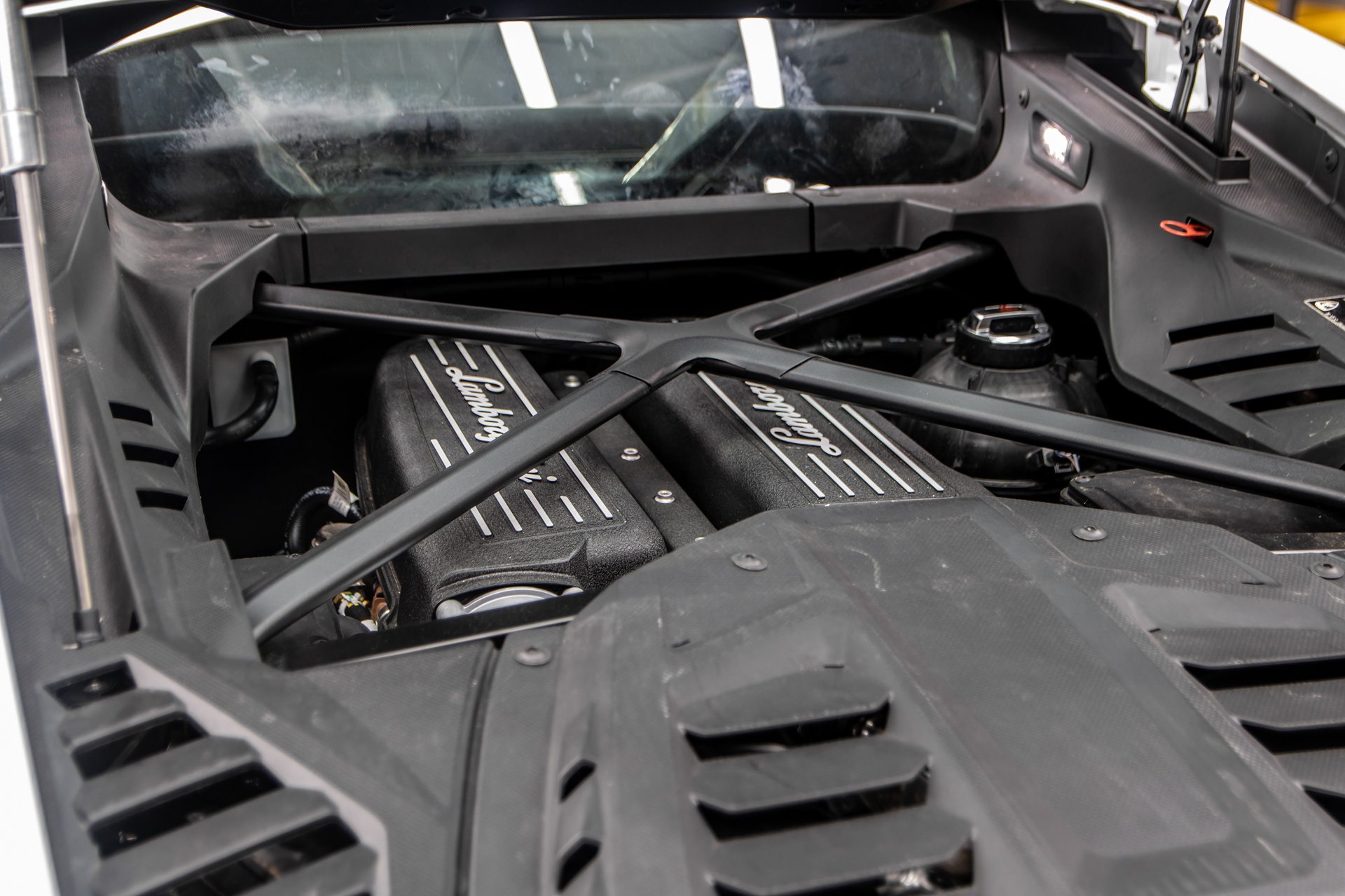 Lamborghini Huracan EVO RWD đầu tiên tại Việt Nam ảnh 24 Lamborghini Huracan EVO RWD dau tien tai Viet Nam anh 24