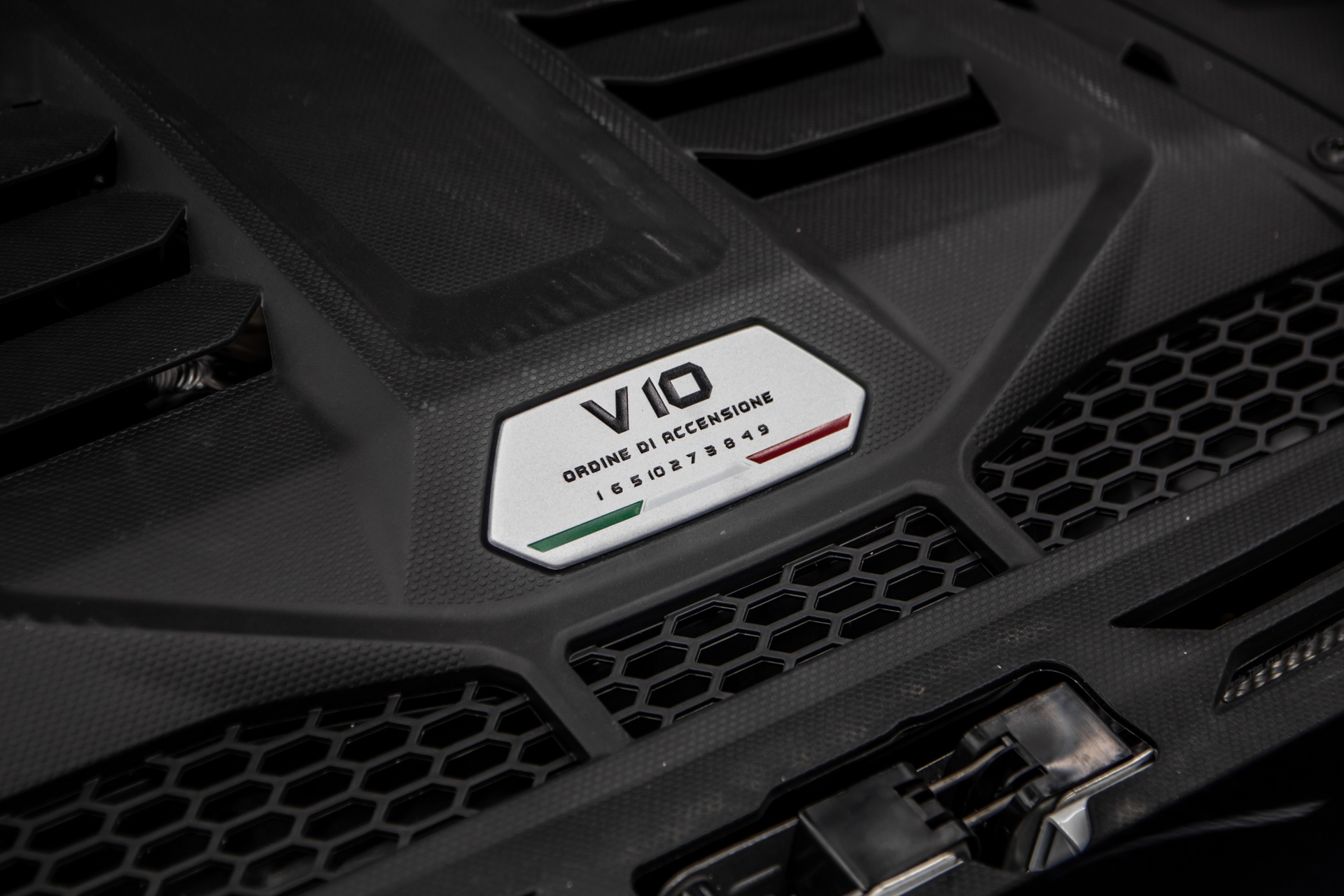 Lamborghini Huracan EVO RWD đầu tiên tại Việt Nam ảnh 25 Lamborghini Huracan EVO RWD dau tien tai Viet Nam anh 25