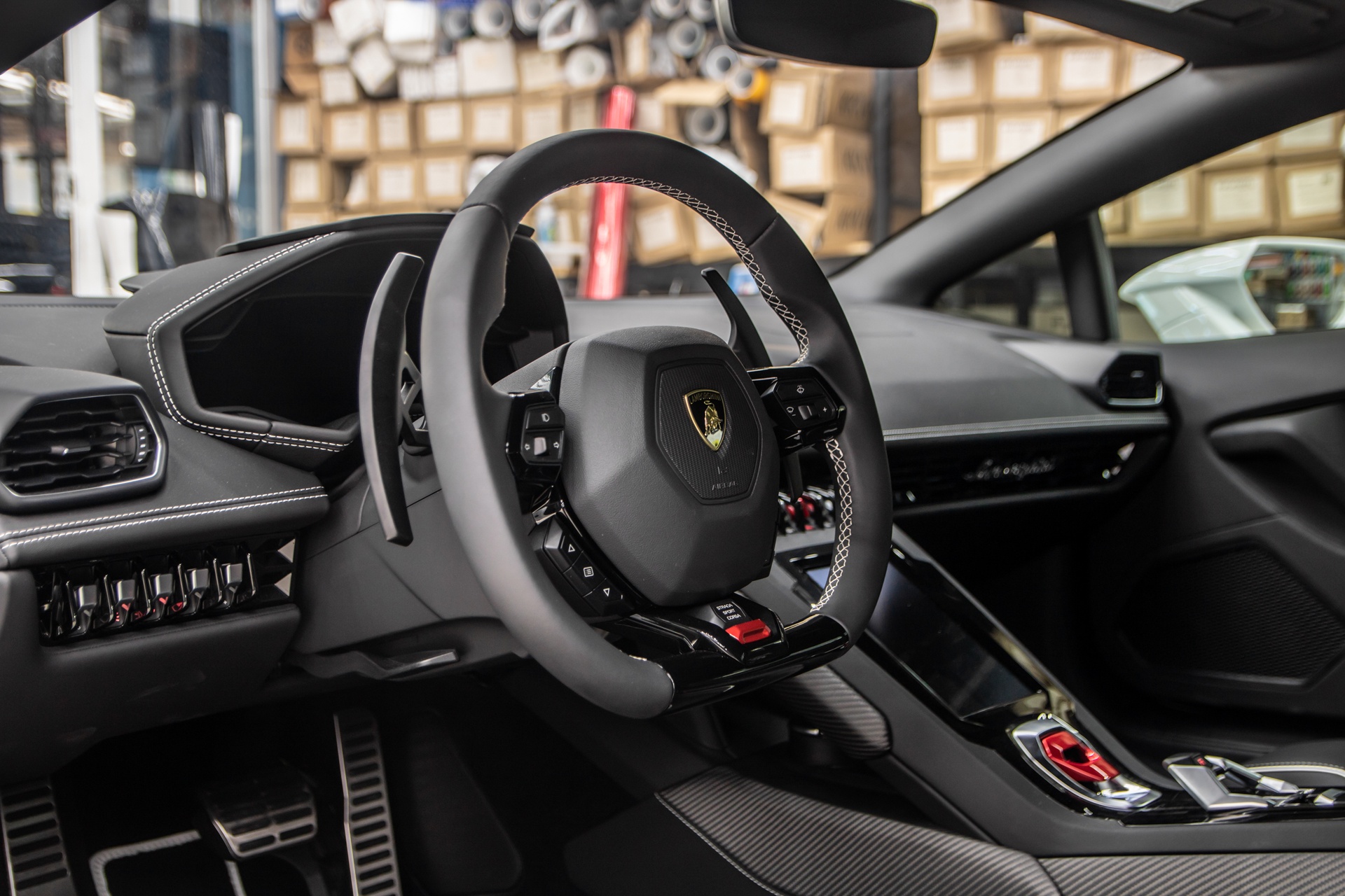 Lamborghini Huracan EVO RWD đầu tiên tại Việt Nam ảnh 18 Lamborghini Huracan EVO RWD dau tien tai Viet Nam anh 18