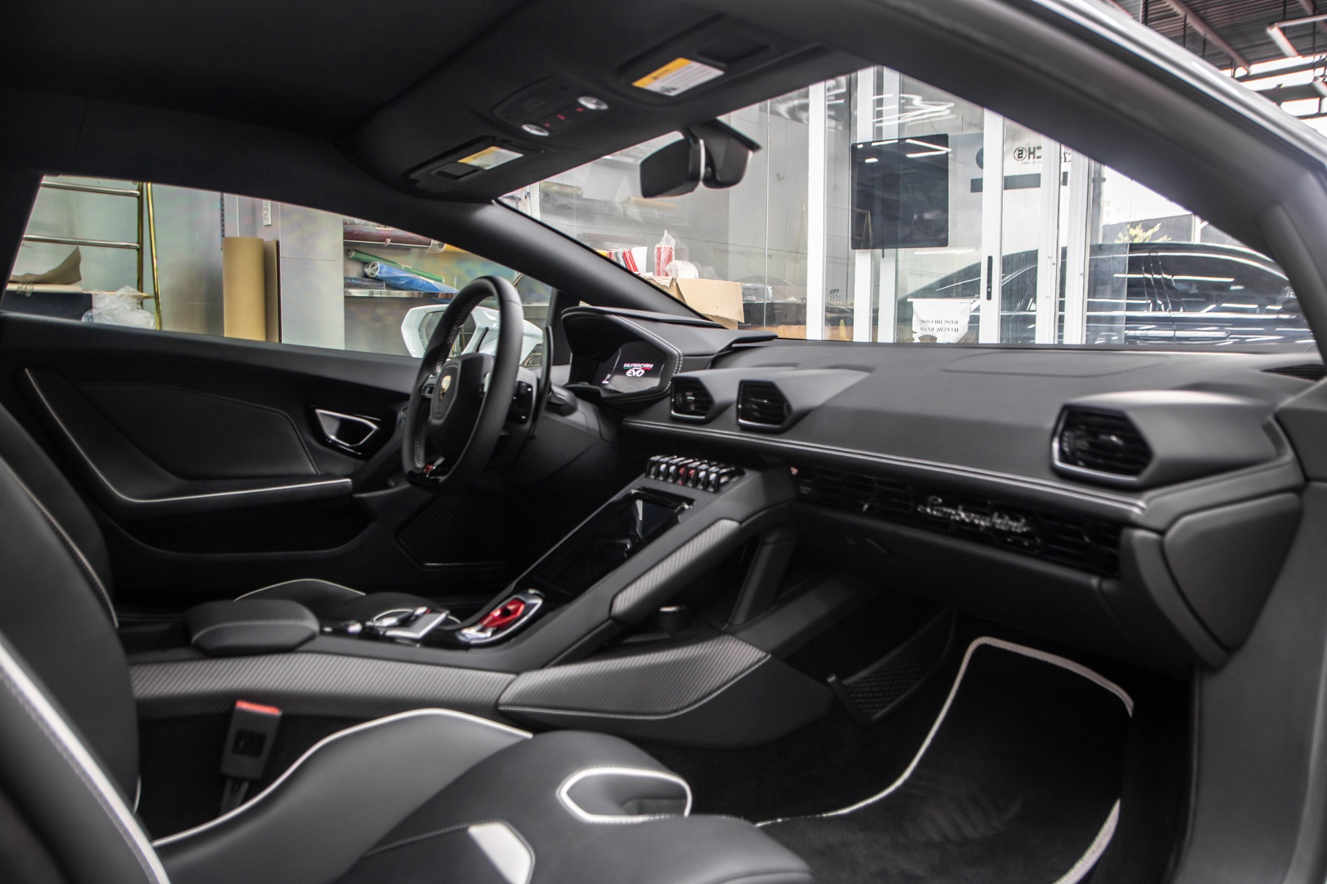 Lamborghini Huracan EVO RWD đầu tiên tại Việt Nam ảnh 15 Lamborghini Huracan EVO RWD dau tien tai Viet Nam anh 15