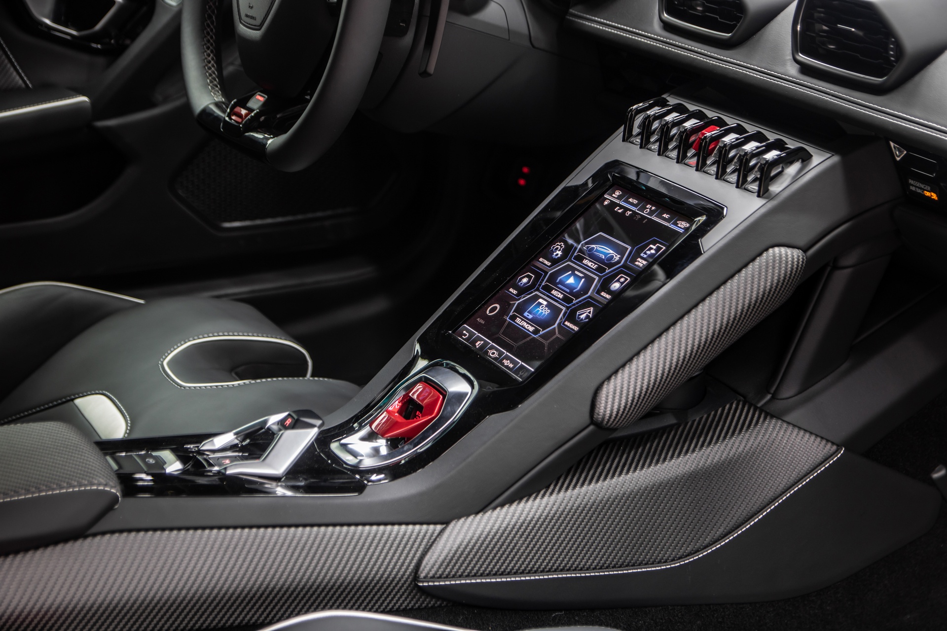 Lamborghini Huracan EVO RWD đầu tiên tại Việt Nam ảnh 20 Lamborghini Huracan EVO RWD dau tien tai Viet Nam anh 20