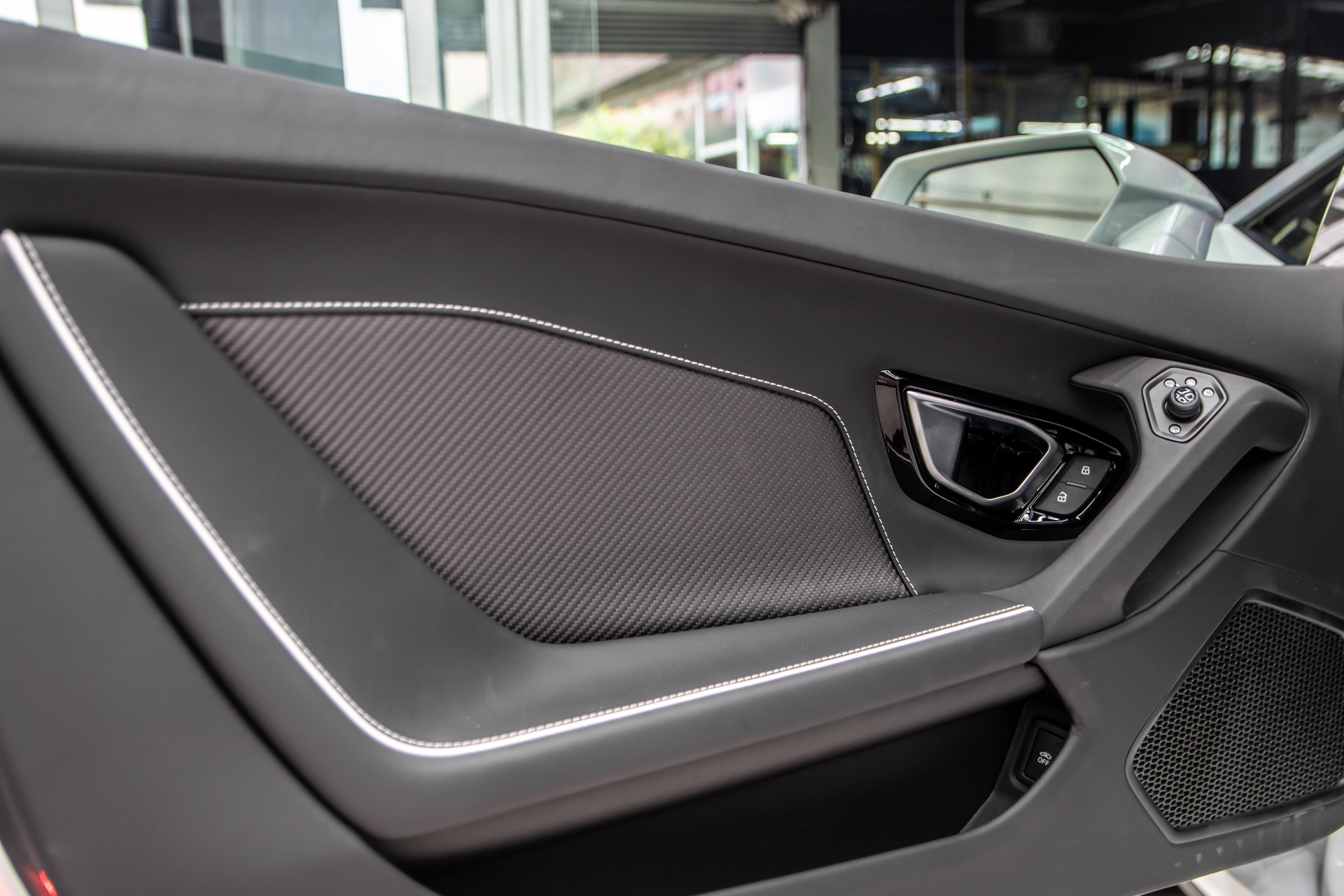 Lamborghini Huracan EVO RWD đầu tiên tại Việt Nam ảnh 16 Lamborghini Huracan EVO RWD dau tien tai Viet Nam anh 16