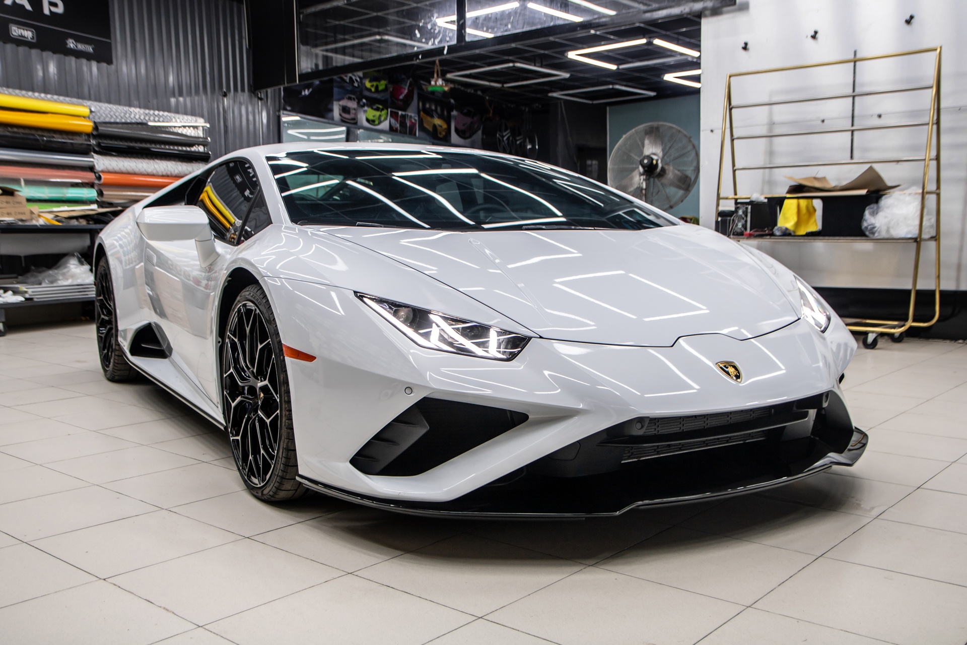Lamborghini Huracan EVO RWD đầu tiên tại Việt Nam ảnh 5 Lamborghini Huracan EVO RWD dau tien tai Viet Nam anh 5