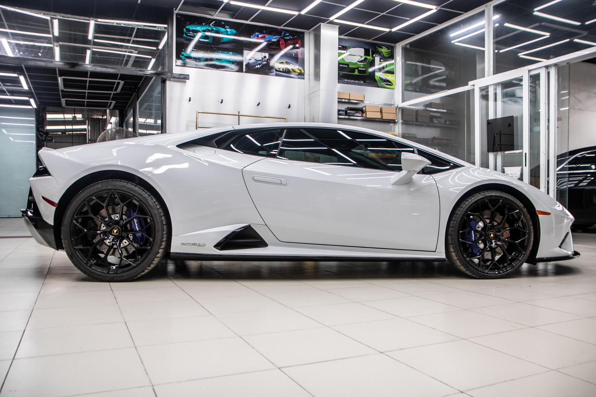 Lamborghini Huracan EVO RWD đầu tiên tại Việt Nam ảnh 26 Lamborghini Huracan EVO RWD dau tien tai Viet Nam anh 26