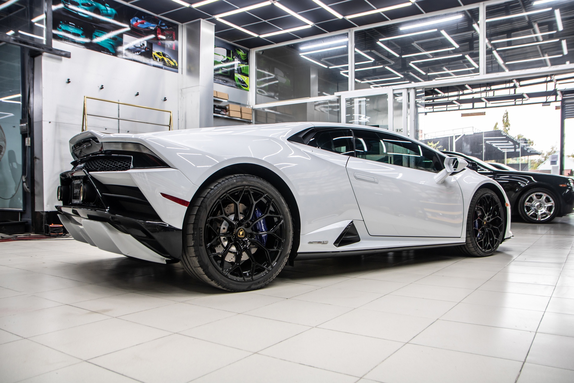 Lamborghini Huracan EVO RWD đầu tiên tại Việt Nam ảnh 27 Lamborghini Huracan EVO RWD dau tien tai Viet Nam anh 27