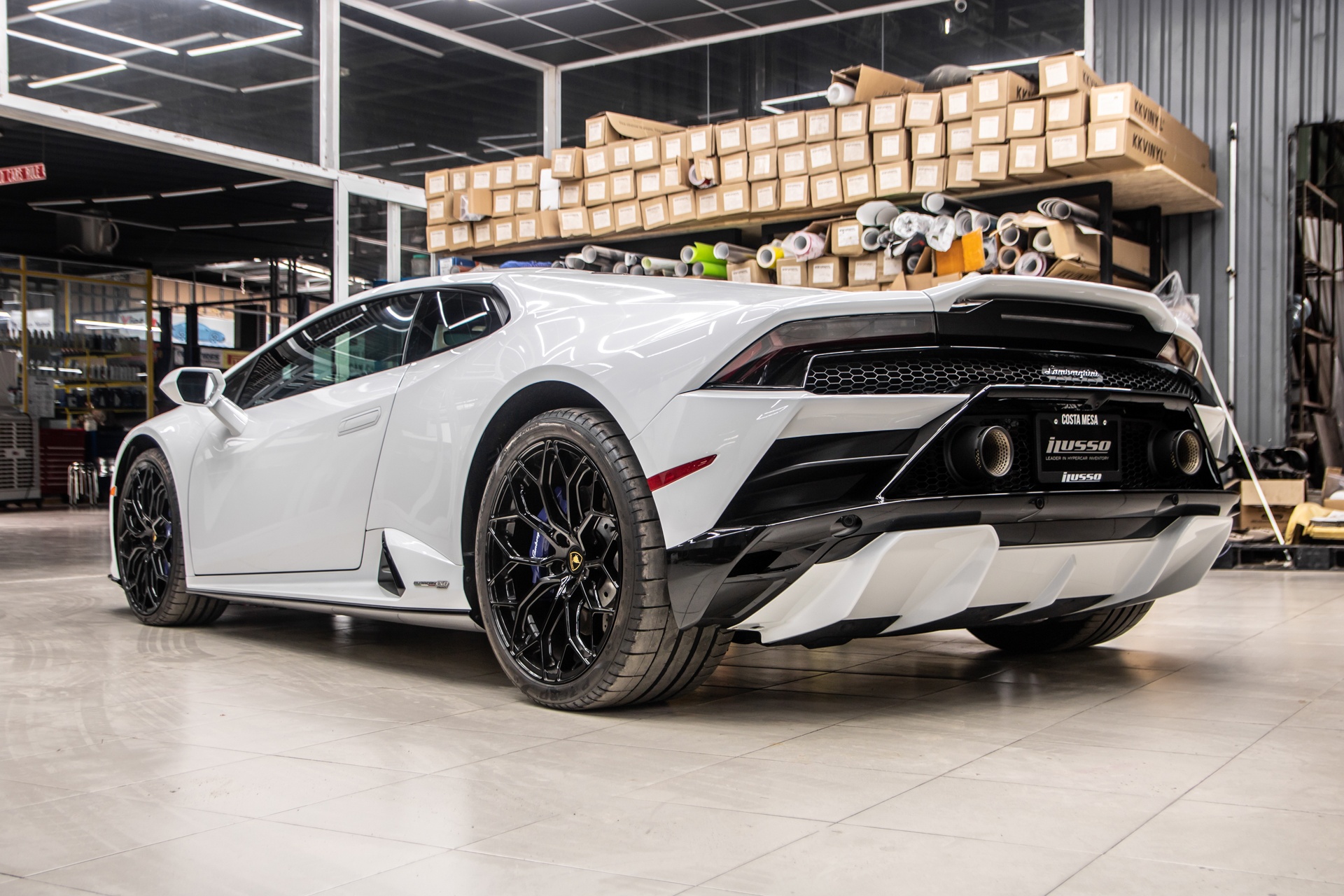 Lamborghini Huracan EVO RWD đầu tiên tại Việt Nam ảnh 29 Lamborghini Huracan EVO RWD dau tien tai Viet Nam anh 29