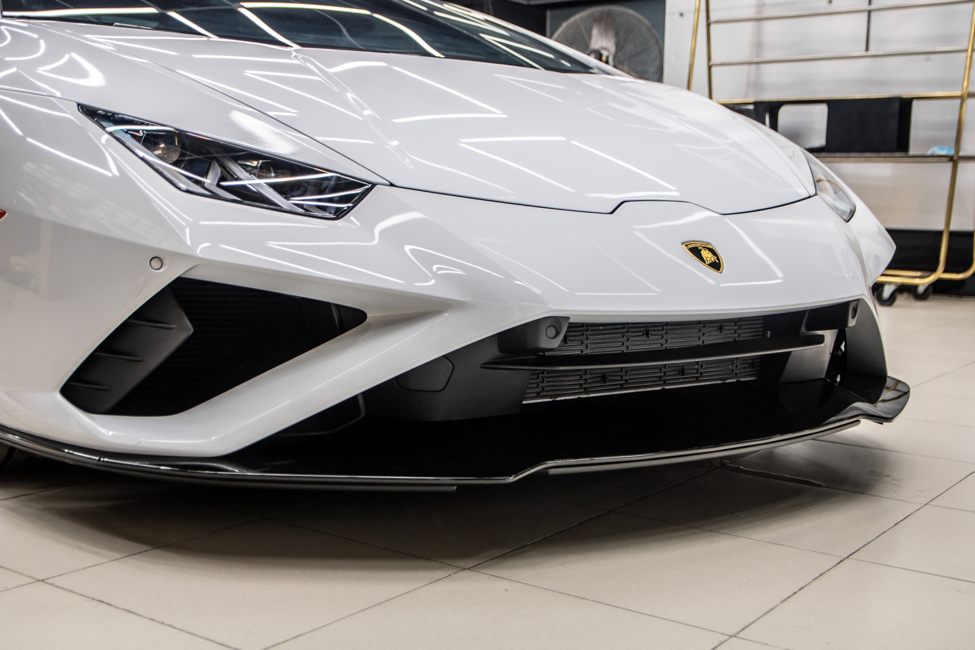 Lamborghini Huracan EVO RWD đầu tiên tại Việt Nam ảnh 3 Lamborghini Huracan EVO RWD dau tien tai Viet Nam anh 3