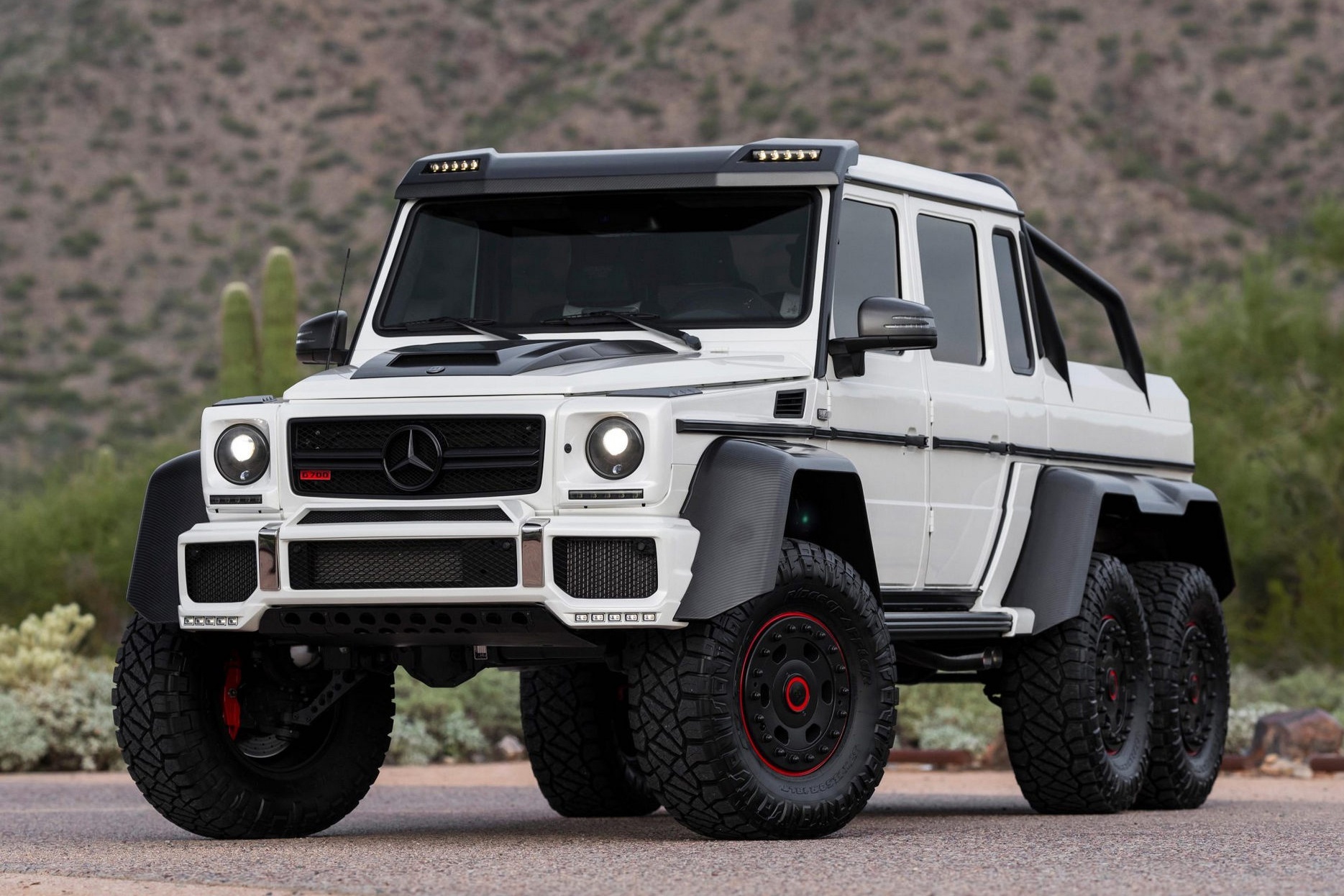 Mercedes-AMG G 63 6x6 do Brabus co gia hon 1 trieu USD hinh anh