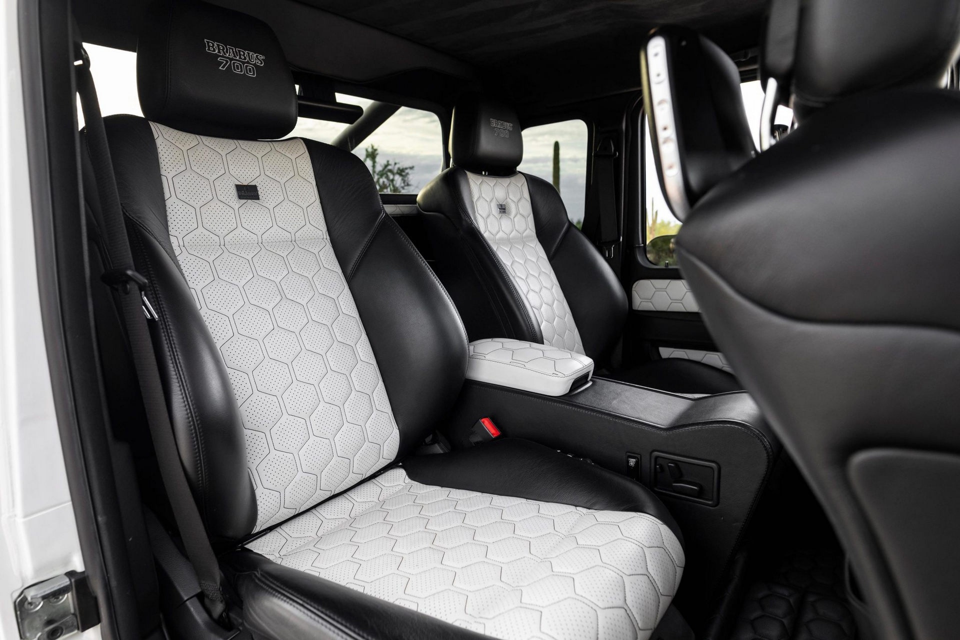 Mercedes-AMG G 63 6x6 độ Brabus được rao bán ảnh 8 Mercedes-AMG G 63 6x6 do Brabus duoc rao ban anh 8