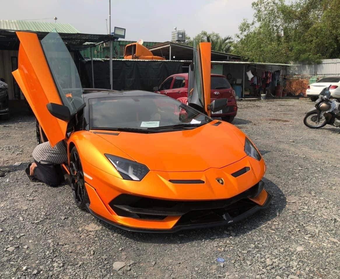 Lamborghini Aventador SVJ Roadster mang mau son noi bat tai Viet Nam hinh anh