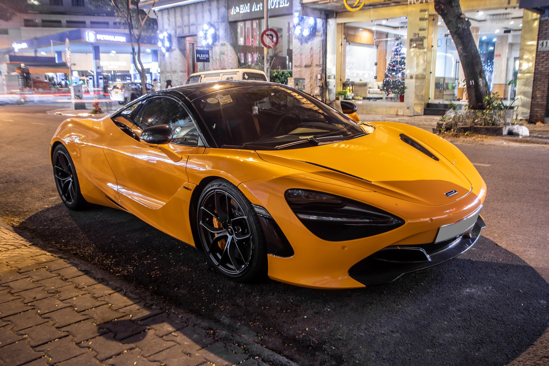 Loat sieu xe xuong pho dip Giang sinh tai TP.HCM hinh anh