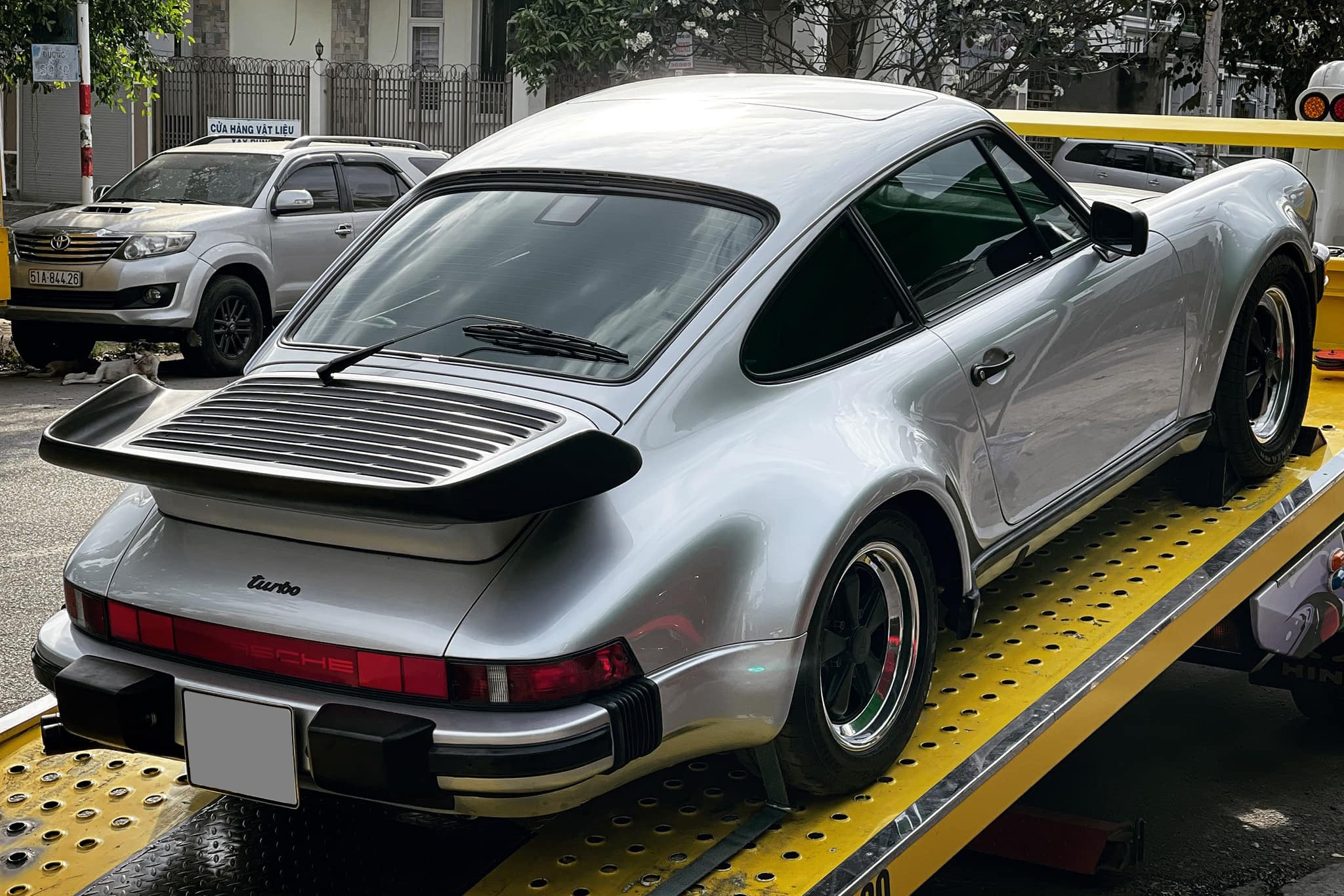 Ong Dang Le Nguyen Vu tau Porsche 930 Turbo anh 2