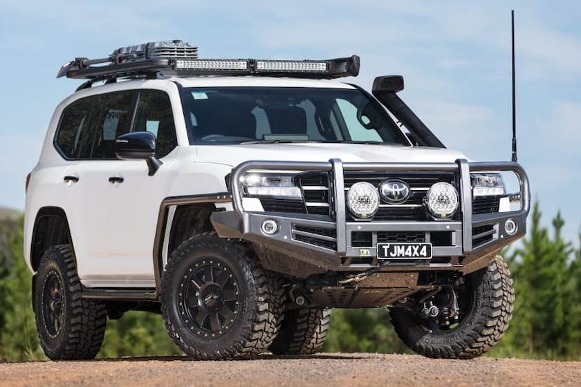 Toyota Land Cruiser voi ban do off-road chuyen dung hinh anh