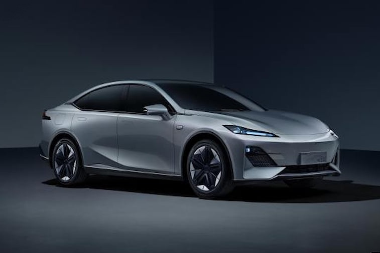 Mau xe dien moi tu Trung Quoc thach thuc Tesla ve pham vi hoat dong hinh anh