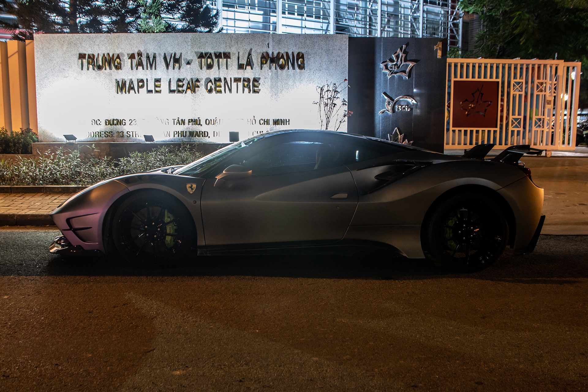 Ferrari 488 GTB voi goi do ham ho anh 13