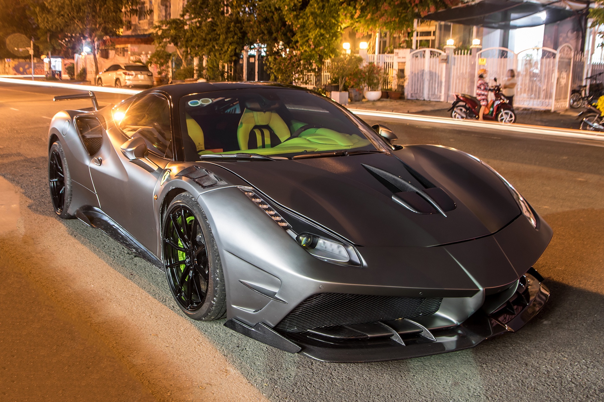 Ferrari 488 GTB voi goi do ham ho tai TP.HCM hinh anh