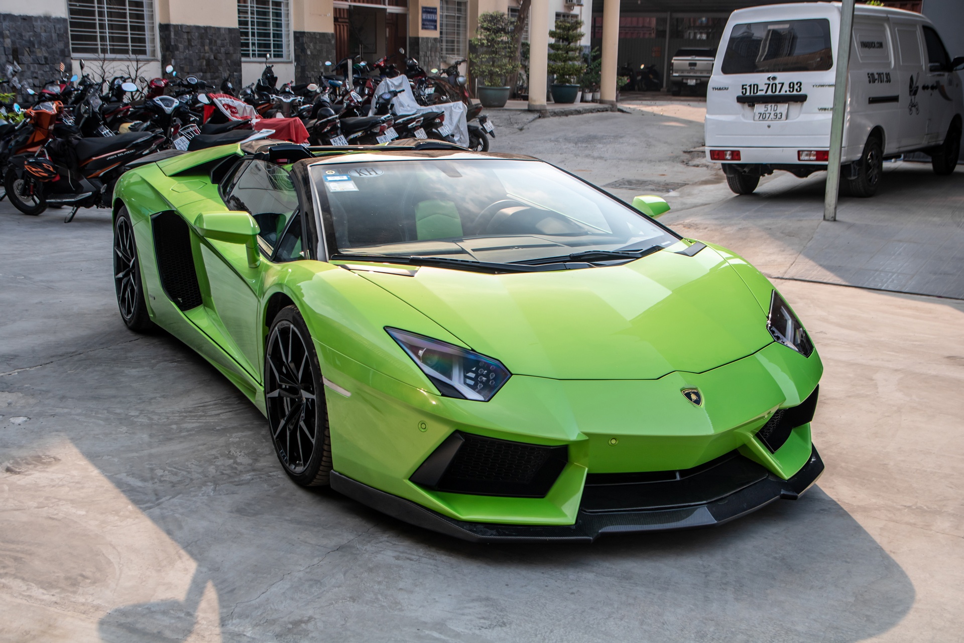 Lamborghini Aventador Roadster mau doc tai TP.HCM anh 2