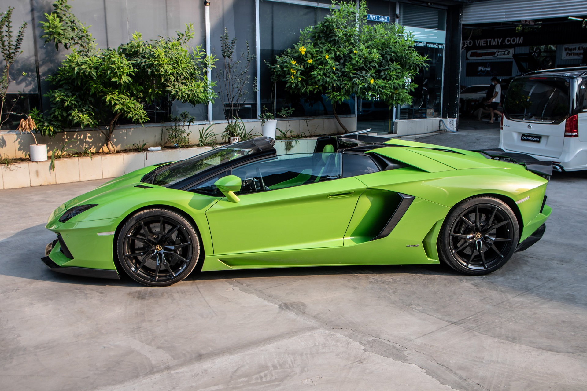 Lamborghini Aventador Roadster mau doc tai TP.HCM anh 4