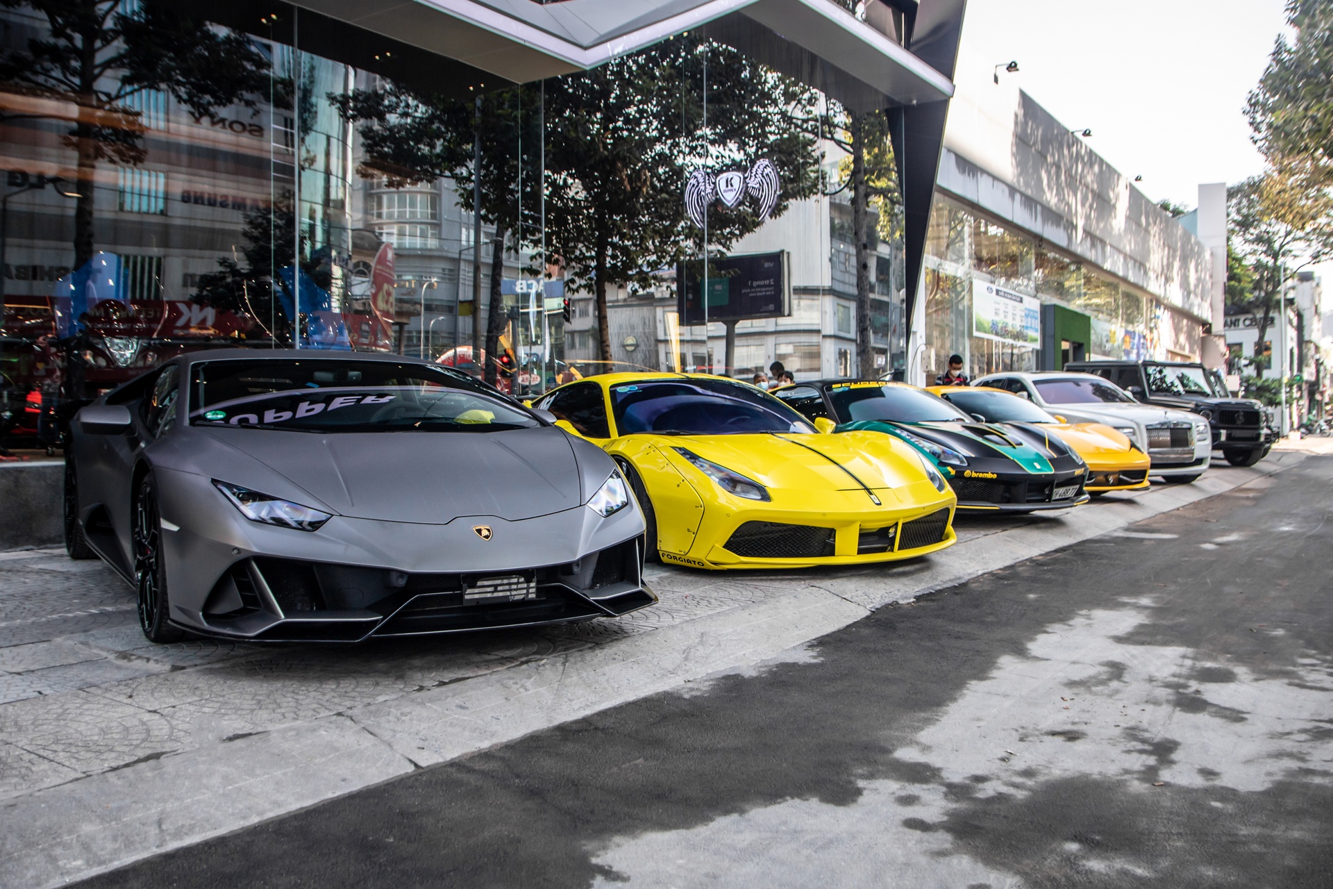 Ben trong showroom bay ban hang loat sieu xe tai TP.HCM hinh anh