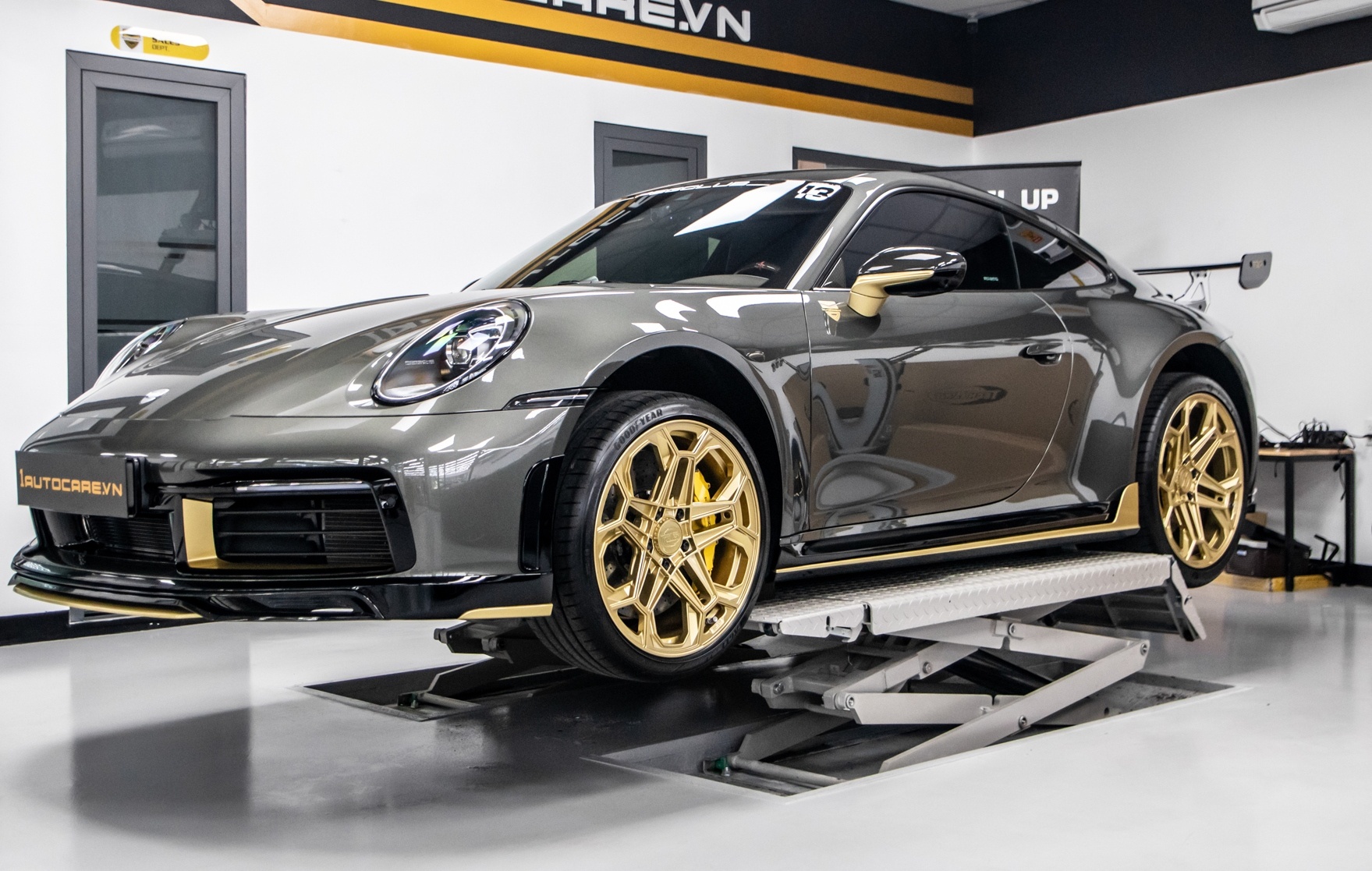 Cham soc sieu xe,  xe sang don Tet anh 5