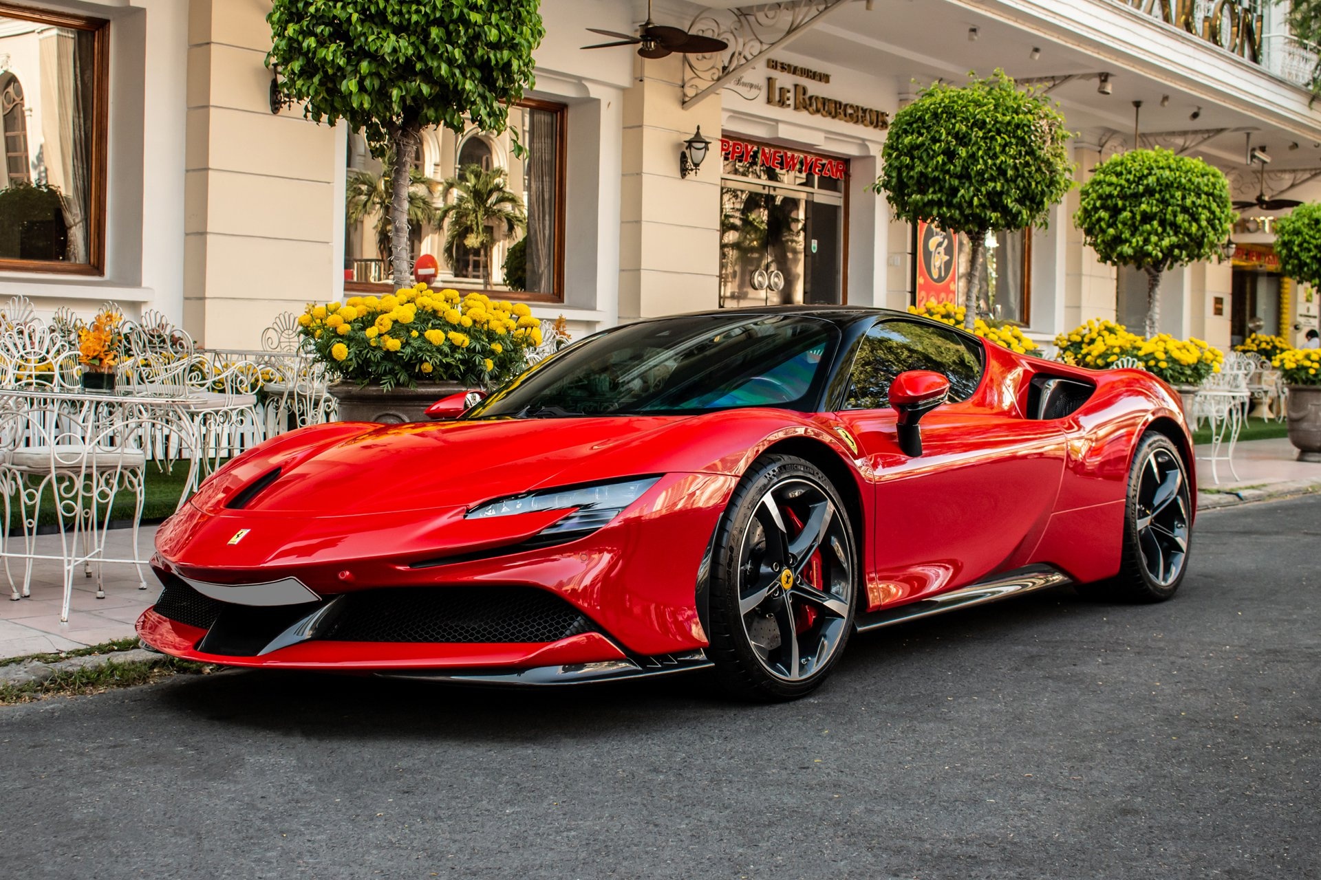 Sieu ngua Ferrari SF90 Stradale ra pho ngay dau nam Ho hinh anh