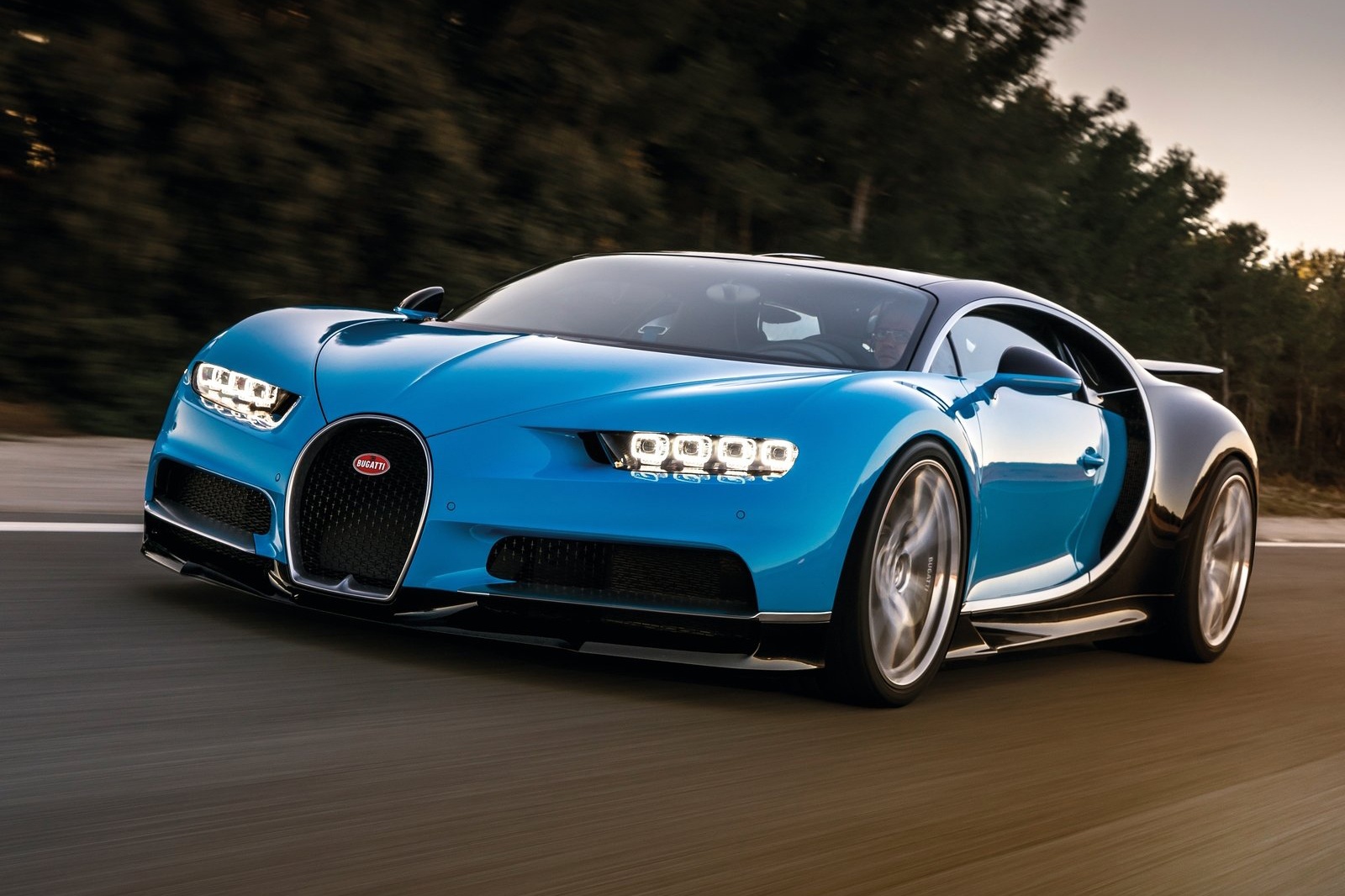 Doi mat an phat 2 nam tu vi chay Bugatti Chiron gan 420 km/h tai Duc hinh anh