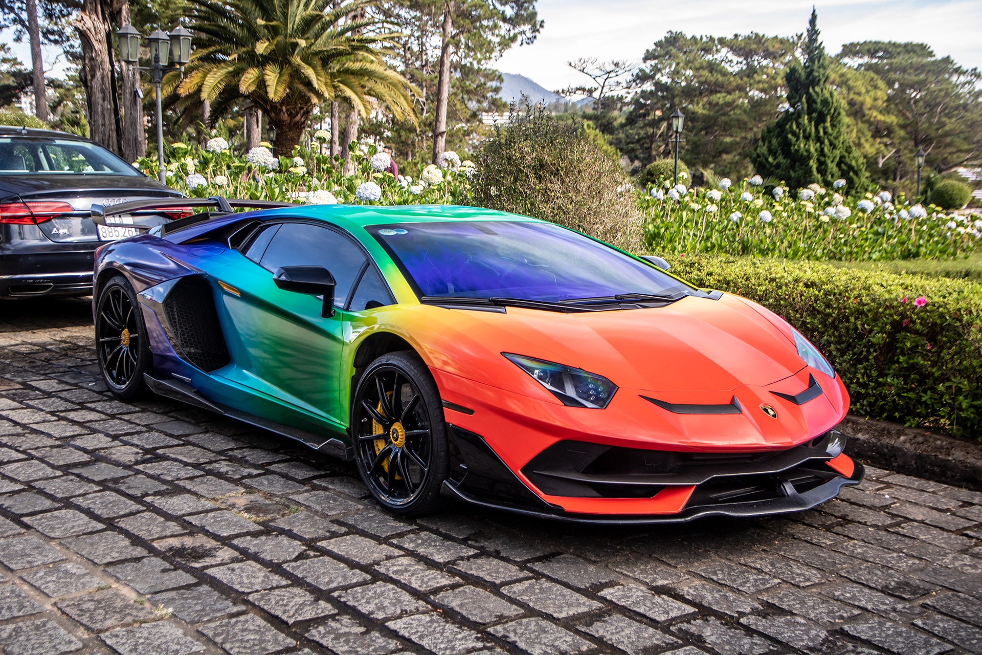 Can canh Lamborghini Aventador SVJ bay sac cau vong tai TP.HCM hinh anh