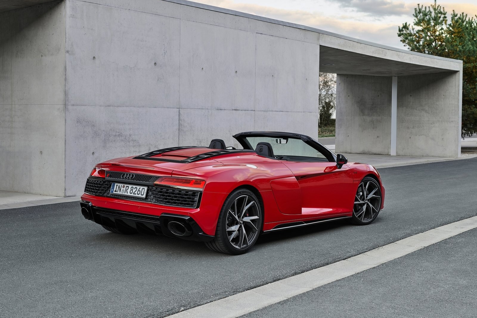 Audi R8 V10 RWD Spyder ảnh 4 Audi R8 V10 RWD Spyder anh 4