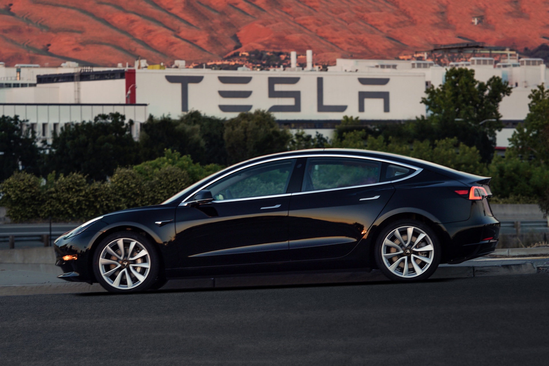 Tesla khong dong thue anh 3