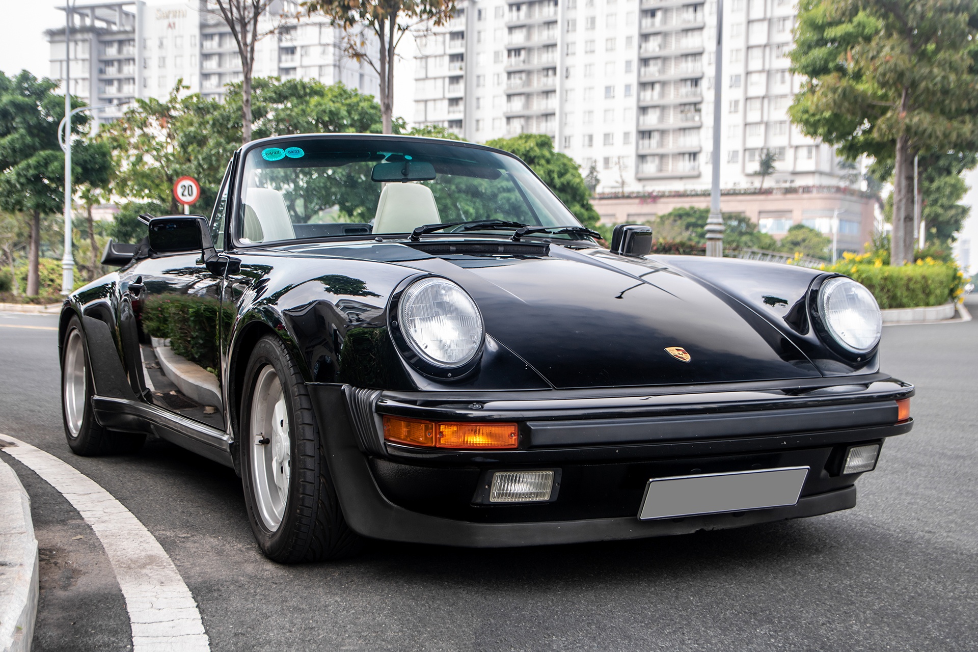 Can canh Porsche 930 Turbo Cabriolet hang hiem tai TP.HCM hinh anh