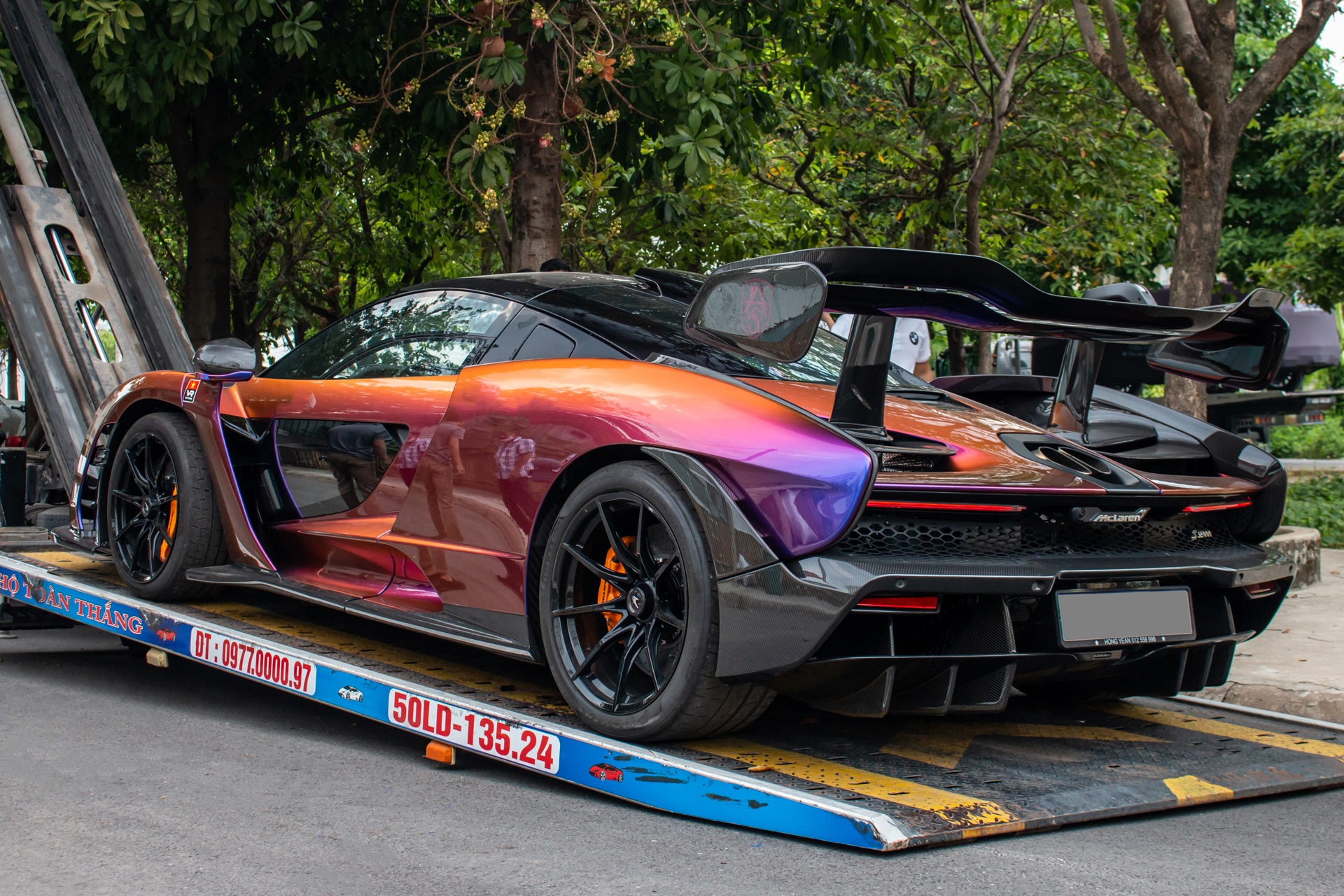 Koenigsegg Regera va loat sieu xe duoc van chuyen ra Da Nang hinh anh