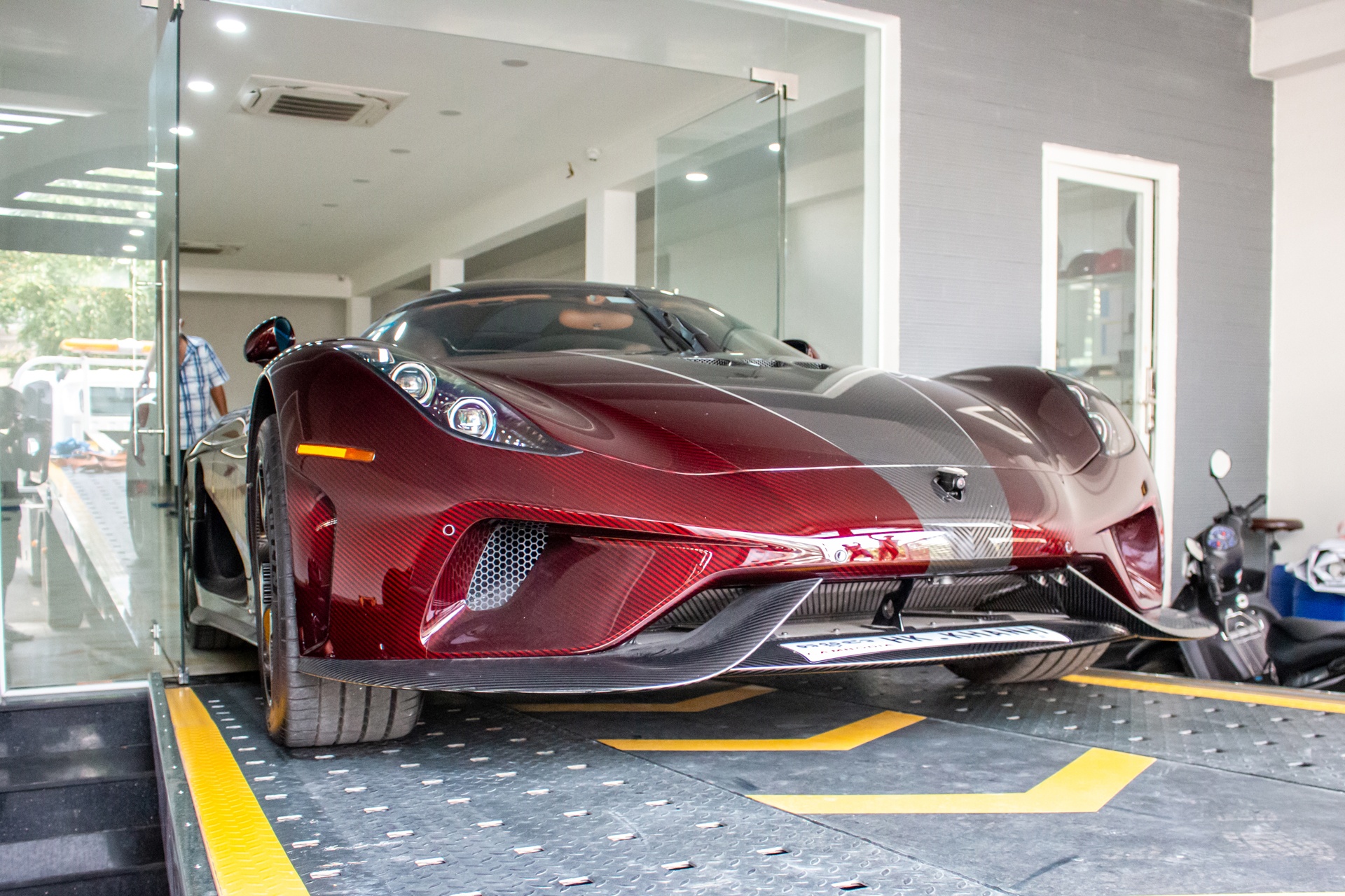 Koenigsegg Regera duoc van chuyen ra Da Nang anh 9