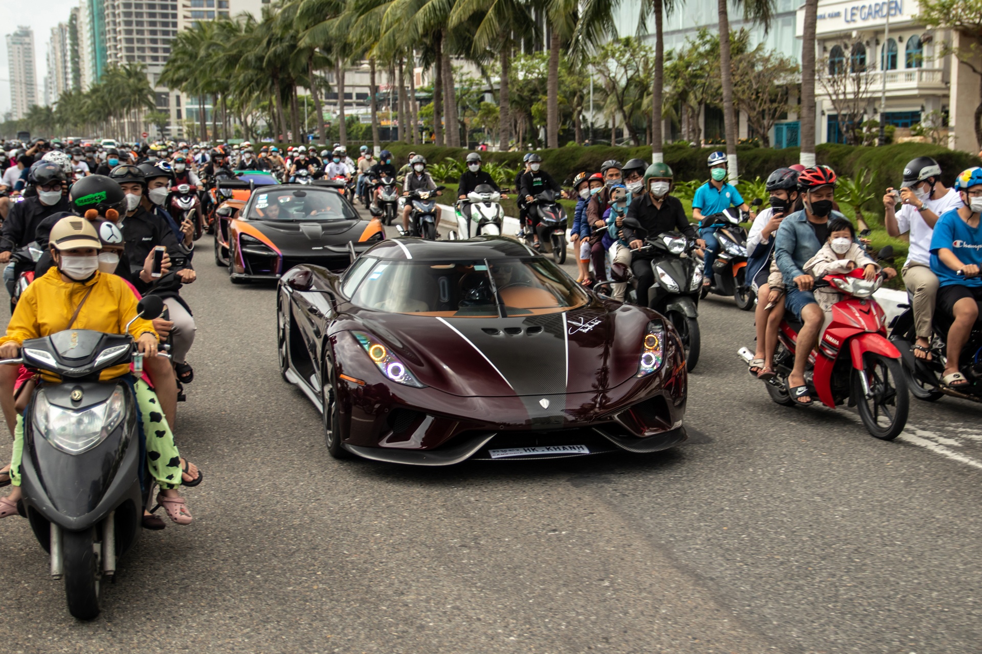 Nguoi dan Da Nang do xo di xem Koenigsegg Regera hinh anh