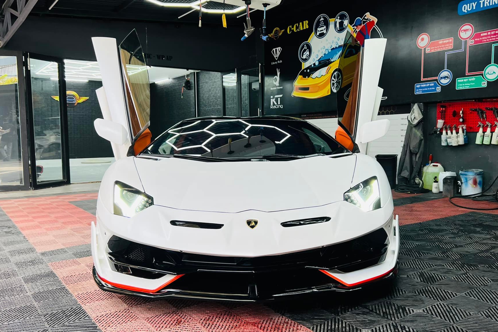 Lamborghini Aventador Roadster anh 6